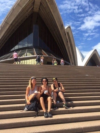 comiendo un helado en opera house